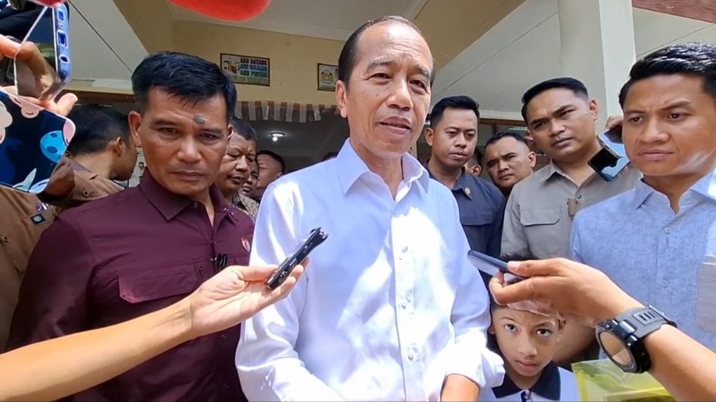 Jokowi mencoblos di SDN Sumber 3