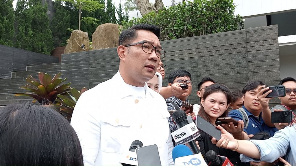 Ridwan Kamil mencoblos di TPS 023