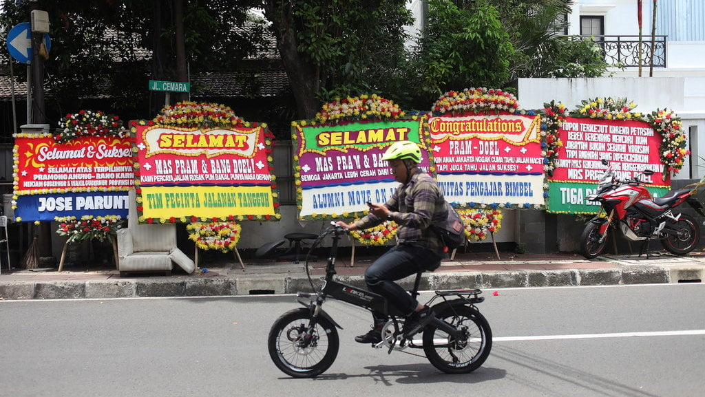  Posko pemenangan Pramono Rano dipenuhi karangan bunga