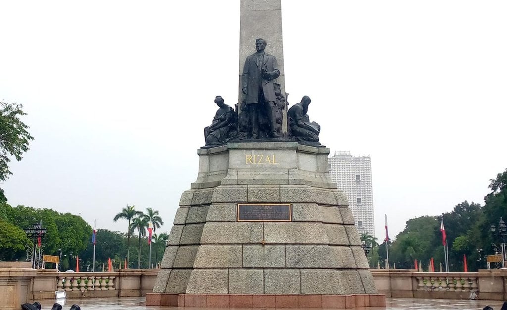 Patung Jose Rizal di Rizal Park