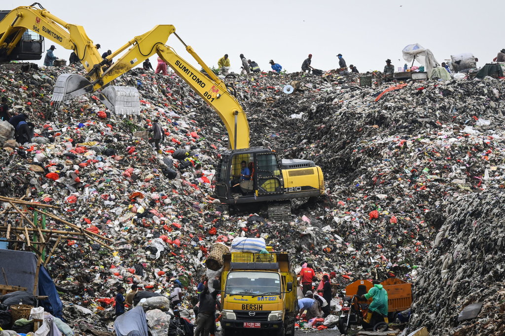 Operator alat berat mengeruk sampah di TPA Rawa Kucing, Kota Tangerang, Banten, Senin (9/12/2024). ANTARA FOTO/Sulthony Hasanuddin/aww. KLH larang sistem pengelolaan sampah terbuka