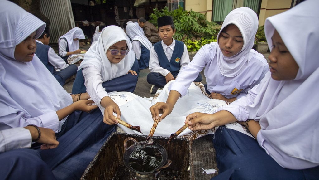 Peelatihan membatik bagi siswa di Indramayu