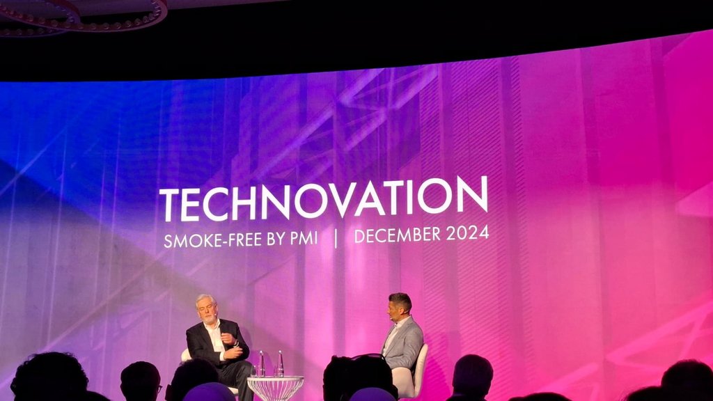 CEO Philip Morris International (PMI), Jacek Olczak (kiri) dan Tommaso Di Giovanni, Vice President Global Communications PMI (kanan), di acara Technovation: Smoke-Free by PMI di Abu Dhabi, Rabu (11/12). Foto: Rachmadin Ismail/Tirto.id Body Artikel PMI 1