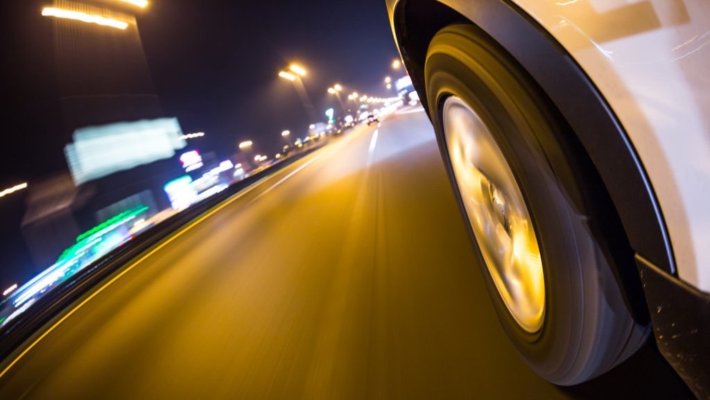 Mengemudi mobil di malam hari. FOTO/iStockphoto Mengemudi mobil di malam hari