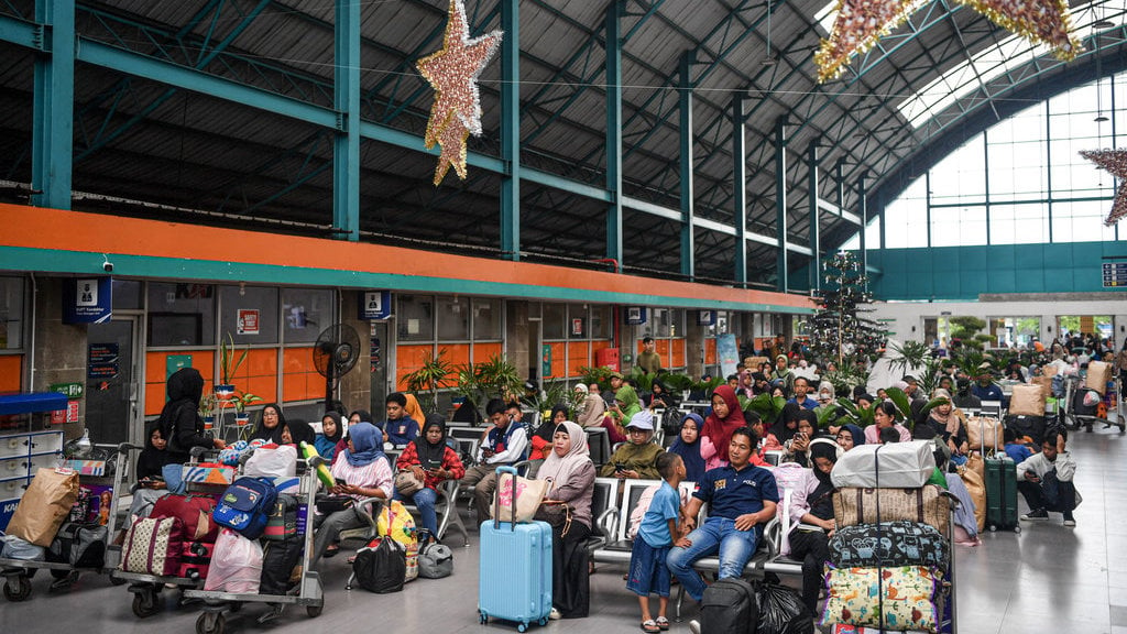 Arus mudik Natal dan Tahun Baru 2025 di Stasiun Kertapati