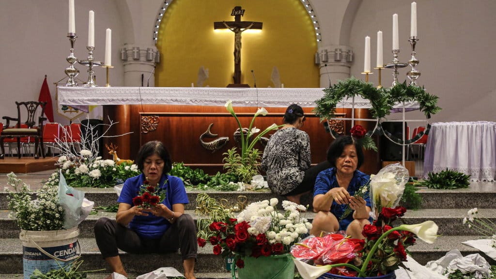 Persiapan gereja menjelang perayaan Natal di Semarang