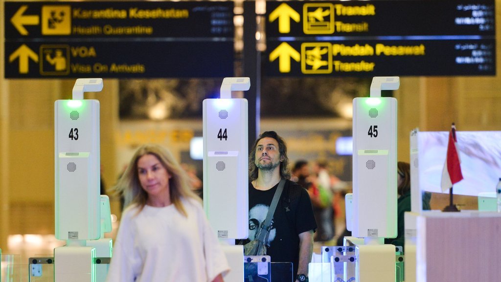 Wisatawan mancanegara menjalani pemeriksaan keimigrasian di pintu otomatis (autogate) yang dioperasikan di Terminal Kedatangan Internasional Bandara Internasional I Gusti Ngurah Rai, Badung, Bali, Jumat (27/12/2024). Kantor Imigrasi Kelas I Khusus Tempat Pemeriksaan Imigrasi (TPI) Ngurah Rai mengoptimalkan penggunaan 60 unit autogate di terminal kedatangan internasional dan menyiapkan 80 personel tambahan untuk mengantisipasi peningkatan jumlah penumpang khususnya pada periode liburan Hari Raya Natal 2024 dan Tahun baru 2025. ANTARA FOTO/Fikri Yusuf/rwa. Optimalisasi layanan pemeriksaan keimigrasian Bandara Bali