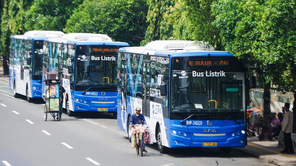 Tiga bus listrik Transjakarta mengantre sebelum memasuki Halte Transjakarta Pasar Baru di Jakarta, Jumat (27/12/2024). Pemerintah Provinsi DKI Jakarta memastikan akan menggratiskan tarif tiga moda transportasi seperti Transjakarta, MRT Jakarta, dan LRT Jakarta pada 31 Desember 2024 dan 1 Januari 2025. ANTARA FOTO/Aditya Nugroho/app/rwa. Pemprov DKI Jakarta gratiskan tiga moda transportasi