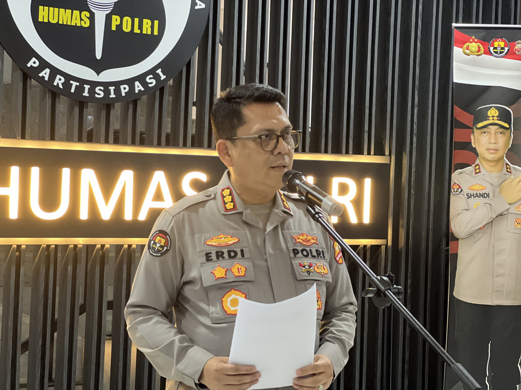Konferensi pers Kabagpenum Divisi Humas Polri Kombes Erdi Chaniago tentang putusan etik dua anggota Polri terkait pemerasan DWP, di Gedung Divisi Humas Polri, Jakarta Selatan, Jumat (3/1/2025). Tirto.id/Ayu Mumpuni Kombes Erdi Chaniago