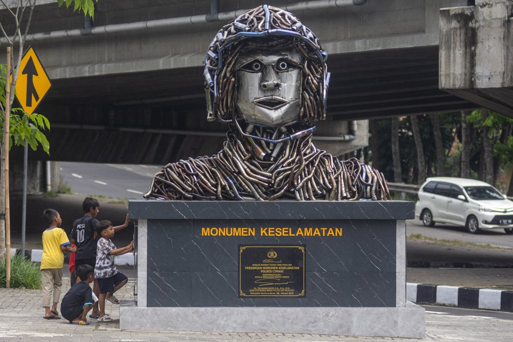 Monumen keselamatan dari knalpot brong di Padalarang