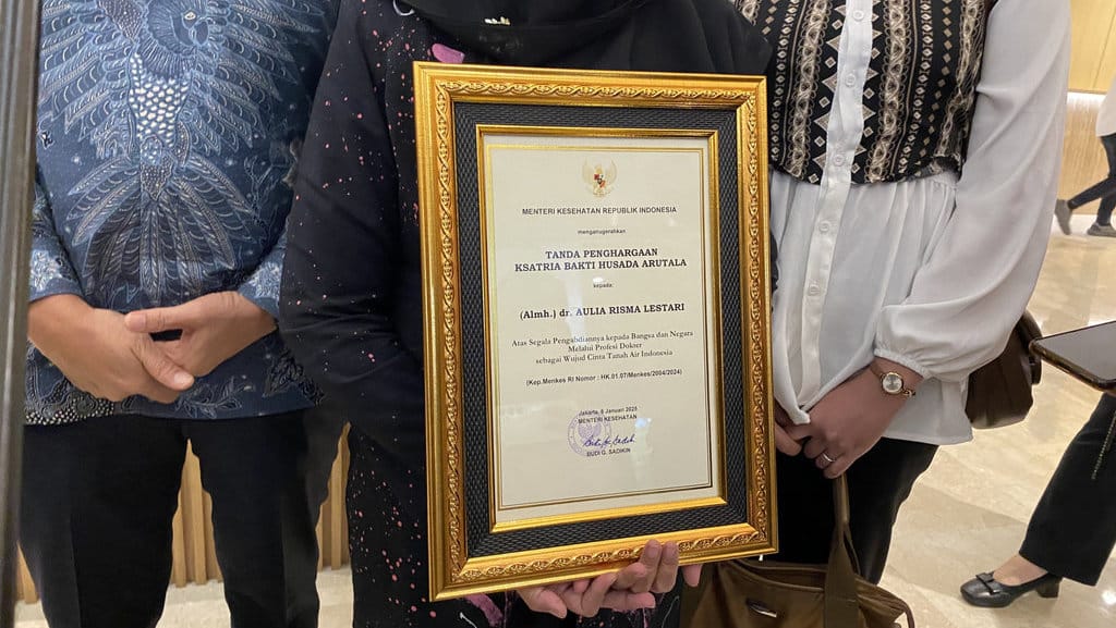 Kementerian Kesehatan (Kemenkes) memberikan penghargaan Ksatria Bakti Husada Arutala kepada almarhumah Dokter Aulia Risma Lestari, di Kantor Kemenkes, Kuningan, Jakarta Selatan pada Kamis (9/1/2025). Tirto.id/Rahma Dwi Safitri Kemenkes Beri Penghargaan Pada Dokter Aulia