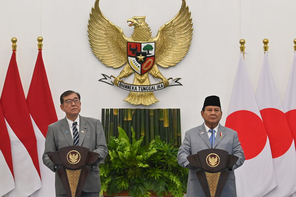 Presiden Prabowo Subianto (kanan) Perdana Menteri Jepang Shigeru Ishiba (kiri) menyampaikan keterangan kepada wartawan usai pertemuan bilateral di Istana Bogor, Kota Bogor, Jawa Barat, Sabtu (11/1/2025). ANTARA FOTO/Aditya Pradana Putra/agr Kunjungan kenegaraan PM Jepang di Indonesia