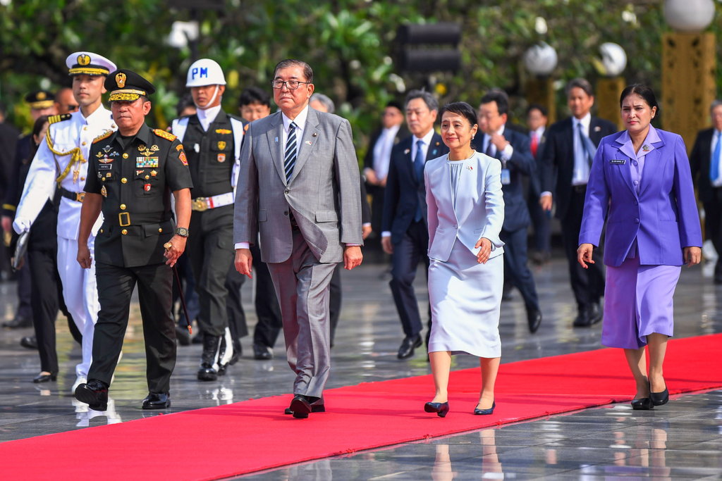 Perdana Menteri (PM) Jepang Shigeru Ishiba (kedua kiri) bersama istri Yoshiro Ishiba (kedua kanan) didampingi Panglima Kodam Jaya Mayor Jenderal TNI Rafael Granada Baay (kiri) berjalan menuju area upacara di Taman Makam Pahlawan Kalibata, Jakarta Selatan, Sabtu (11/1/2025). ANTARA FOTO/Galih Pradipta/agr PM Jepang Shigeru Ishiba Ziarah ke TMP Kalibata