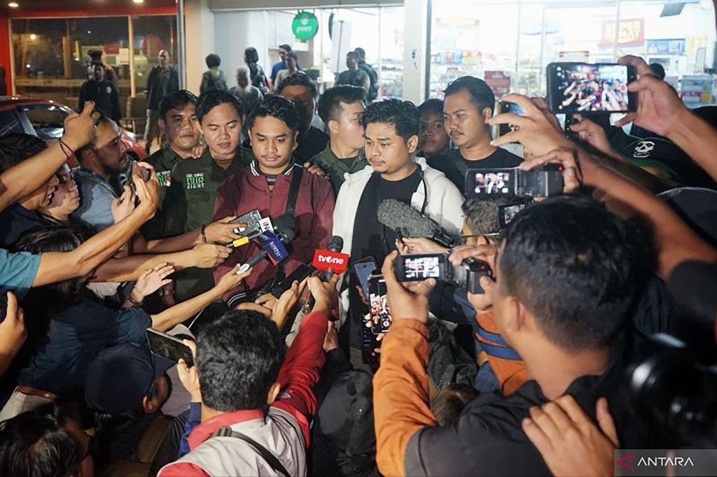 Keluarga korban penembakan bos rental di Rest Area Km 45, Tol Tangerang-Merak, Banten, memberikan keterangan pers usai menghadiri gelaran rekonstruksi, Sabtu (11/1/2025) dini hari. ANTARA/Azmi Syamsul Ma'arif Keluarga Korban Penembakan Bos Rental