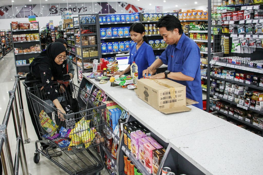 Petugas melayani pembeli di salah satu pusat perbelanjaan di Palangka Raya, Kalimantan Tengah, Senin (13/1/2025). ANTARA FOTO/Auliya Rahman/nz Indeks keyakinan konsumen Desember 2024 meningkat