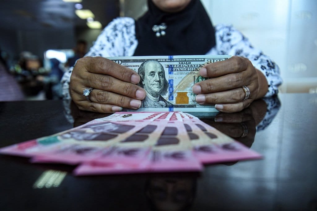 Nilai Rupiah Ditutup Melemah, Tembus Rp17.002 Hari Ini