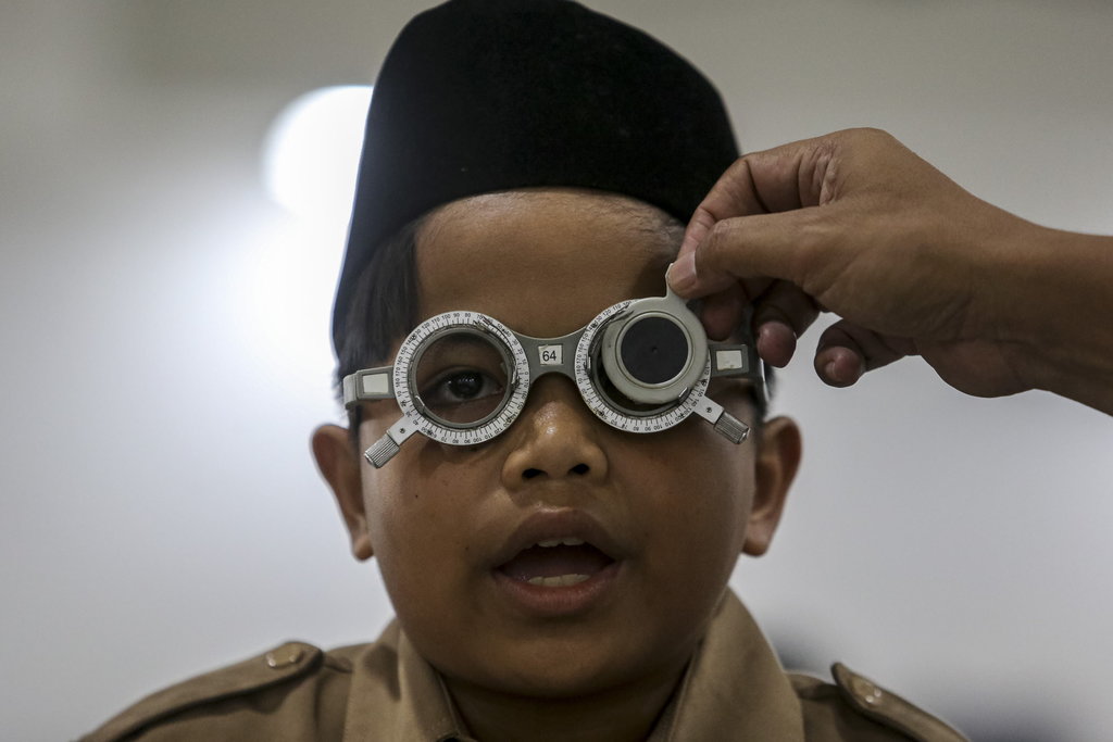 Pemeriksaan mata dan pemberian kacamata gratis untuk santri
