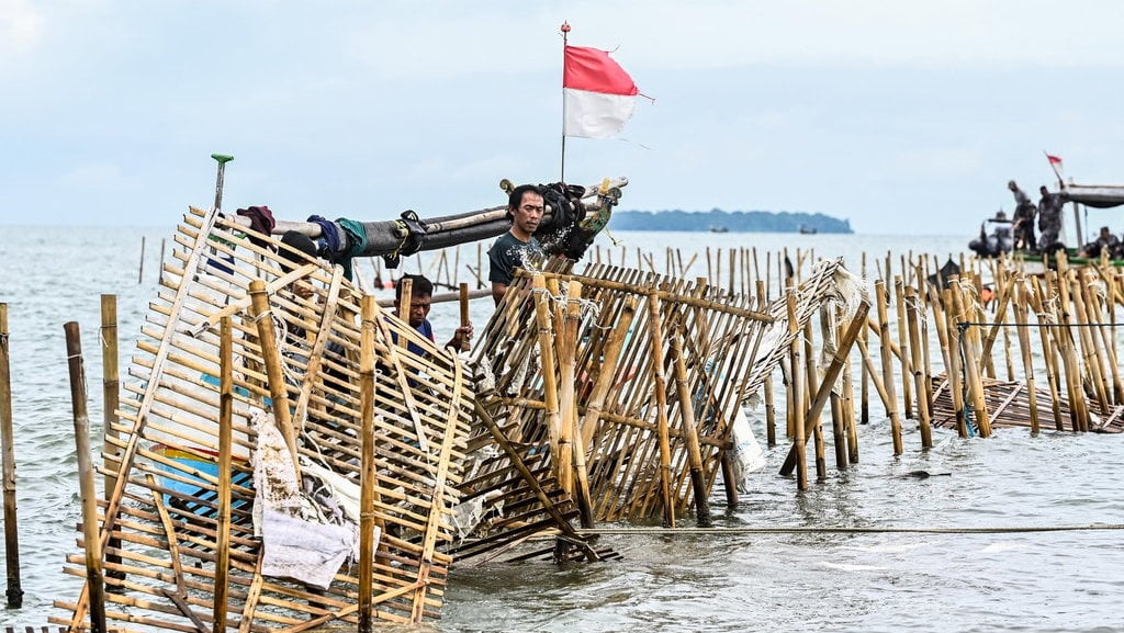 TNI AL dan nelayan bongkar pagar laut di Tangerang