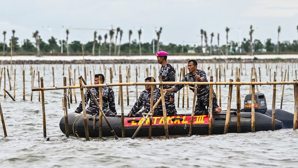 TNI AL dan nelayan bongkar pagar laut di Tangerang