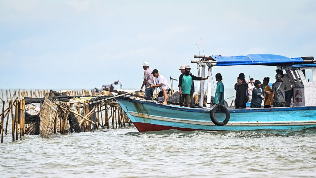 TNI AL dan nelayan bongkar pagar laut di Tangerang