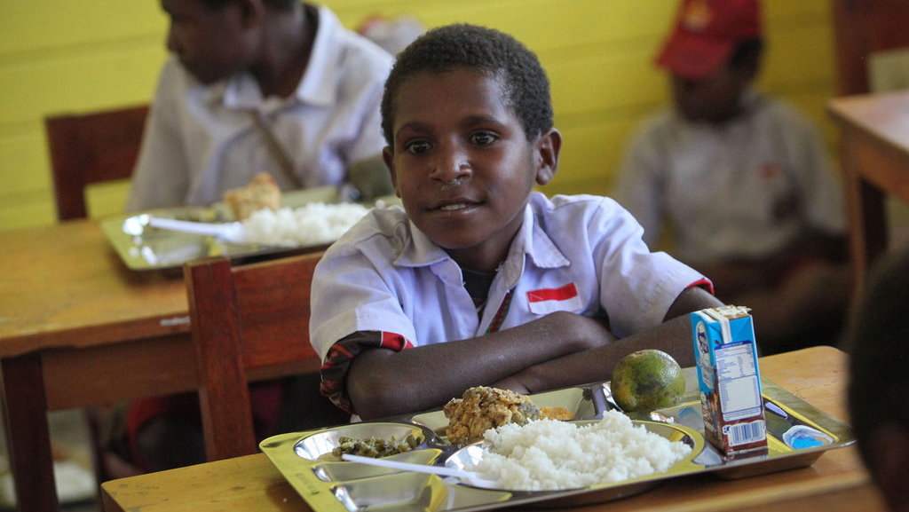 Makan bergizi gratis perdana di Papua Tengah