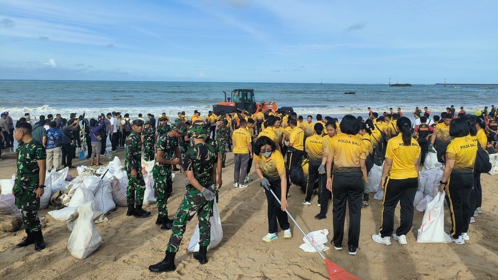 Aksi Bersih Sampah di Pantai Kedonganan