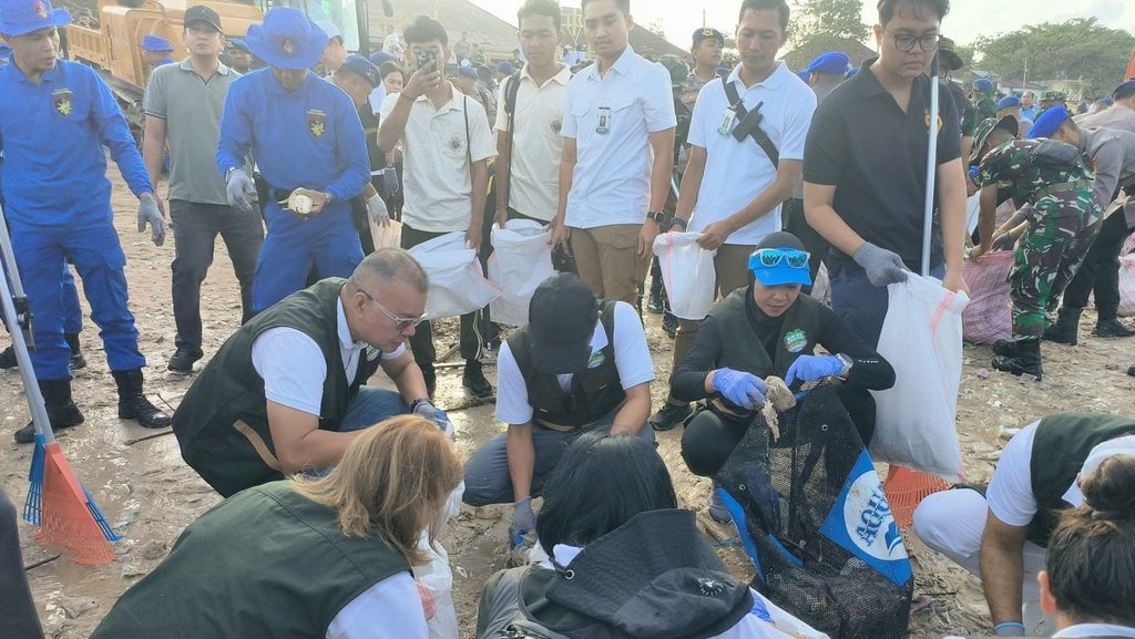 Aksi Bersih Sampah di Pantai Kedonganan