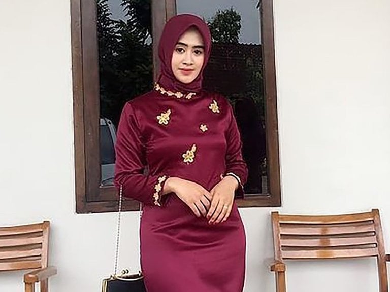 Hijab merah delima 