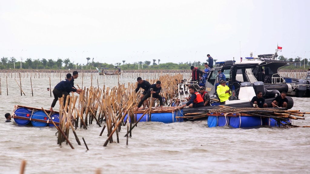 TNI AL dan KKP kembali bongkar pagar laut di Tangerang