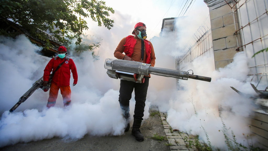 Petugas melakukan pengasapan di desa Gampong Mulia, kota Banda Aceh, Aceh, Rabu (22/1/2025). ANTARA FOTO/Ampelsa/agr Upaya pencegahan kasus demam berdarah di Aceh