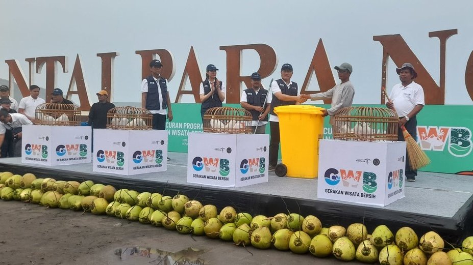 Kegiatan Bersih Pantai Parangtritis