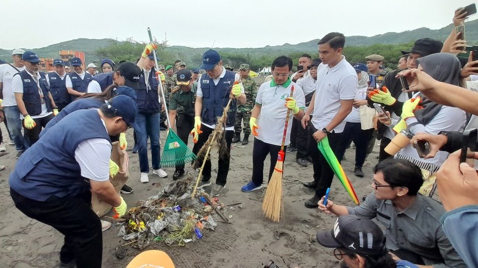 Kegiatan Bersih Pantai Parangtritis