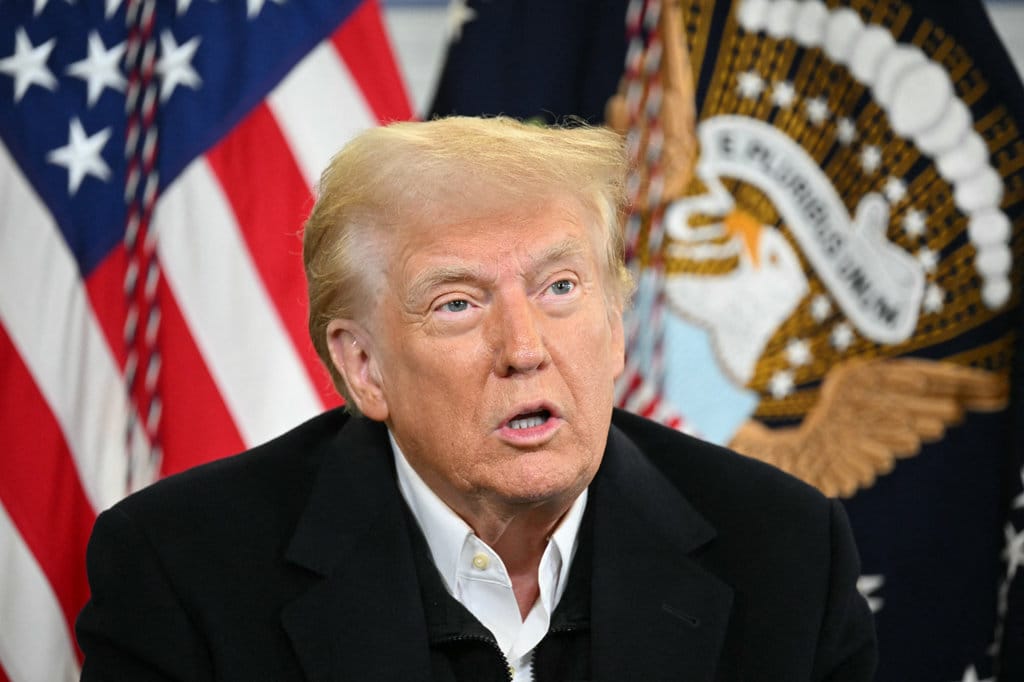 Presiden AS Donald Trump memberikan pidato pada pengarahan pemulihan pasca Badai Helene di hanggar Bandara Regional Asheville di Fletcher, North Carolina, pada 24 Januari 2025. Trump mengatakan ia mungkin akan 'menyingkirkan FEMA,' jika dianggap perlu. Badan Penanggulangan Bencana Federal Badan Penanggulangan Bencana (FEMA) bertugas mengoordinasikan respons terhadap bencana. (Foto oleh Mandel NGAN / AFP) Presiden AS Donald Trump