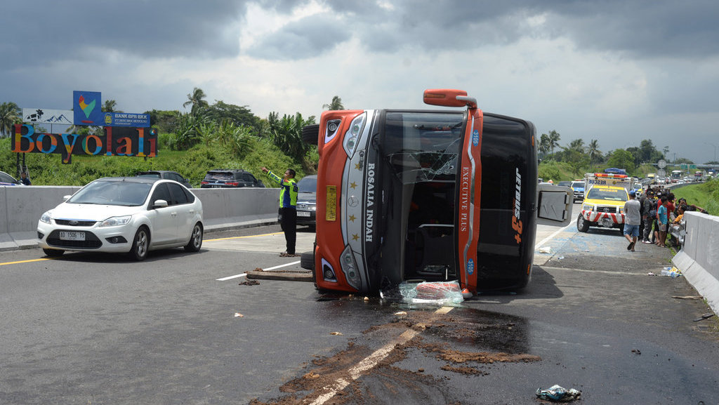 Kecelakaan di Jalan Tol Semarang-Solo KM 484