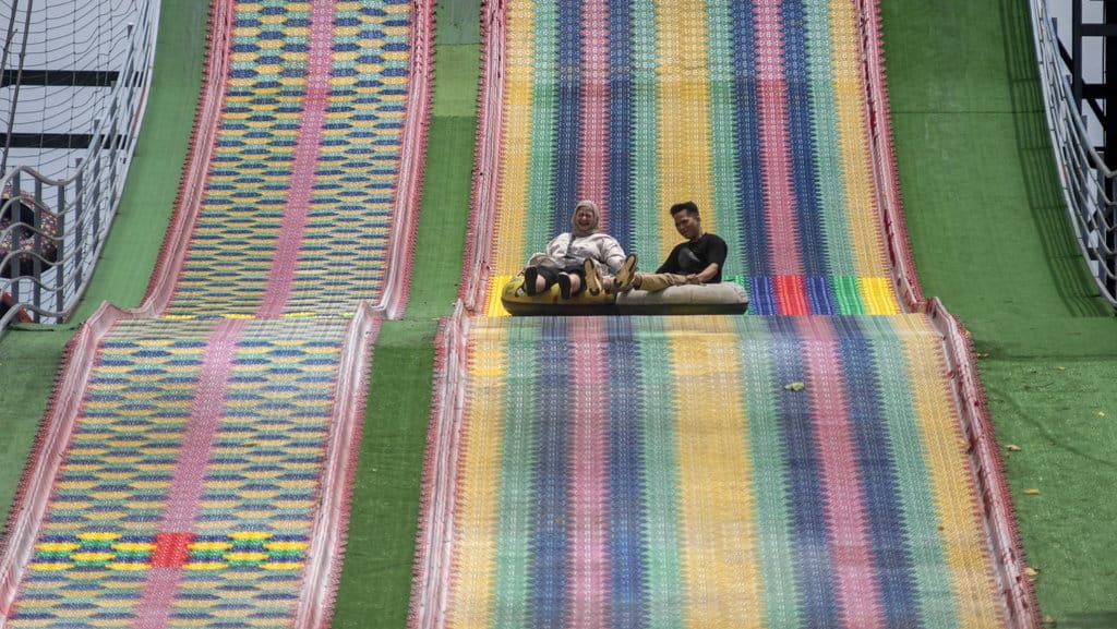 Wisatawan menaiki wahana rainbow slide di objek wisata Floating Market Lembang, Kabupaten Bandung Barat, Jawa Barat, Senin (27/1/2025). ANTARA FOTO/Abdan Syakura/foc. Wisata saat libur panjang di Kabupaten Bandung Barat