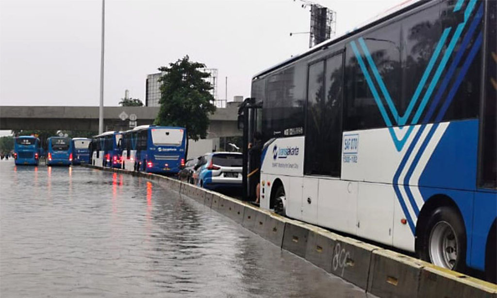 Layanan TJ Rawa Buaya Sempat Terganggu Imbas Pikap Tabrak Halte
