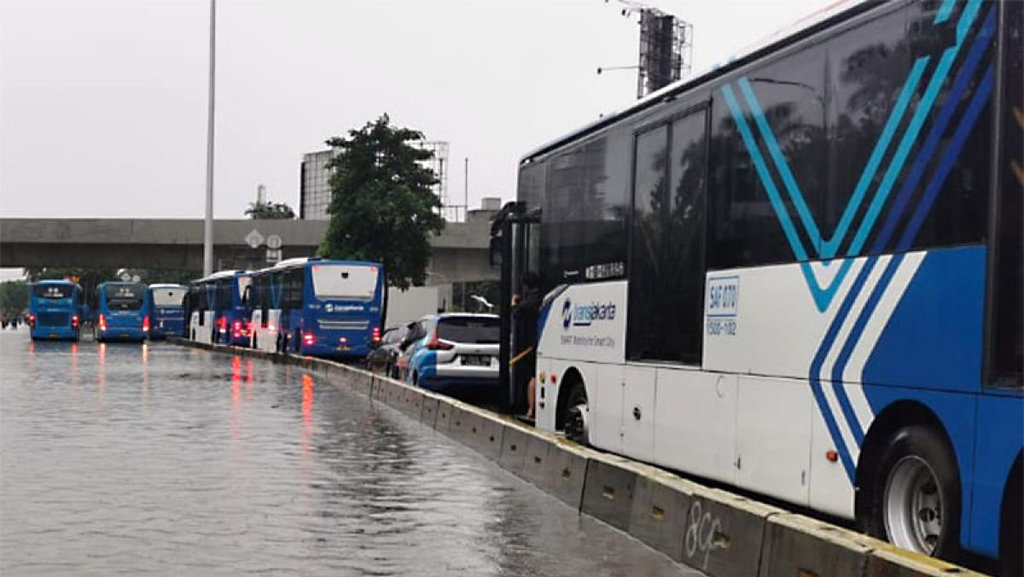 Transjakarta tetap melayani meski banjir landa Jakarta, Rabu (1/1/). ANTARA/HO-Humas TransJakarta/aa. (ANTARA/ HO-humas TransJakarta) Bus Transjakarta