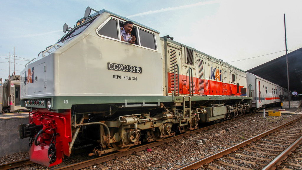 Kereta api Sancaka Utara berangkat meninggalkan Stasiun Pasarturi, Surabaya, Jawa Timur, Sabtu (1/2/2025). ANTARA FOTO/Didik Suhartono/agr Pengoperasian KA Sancaka Utara