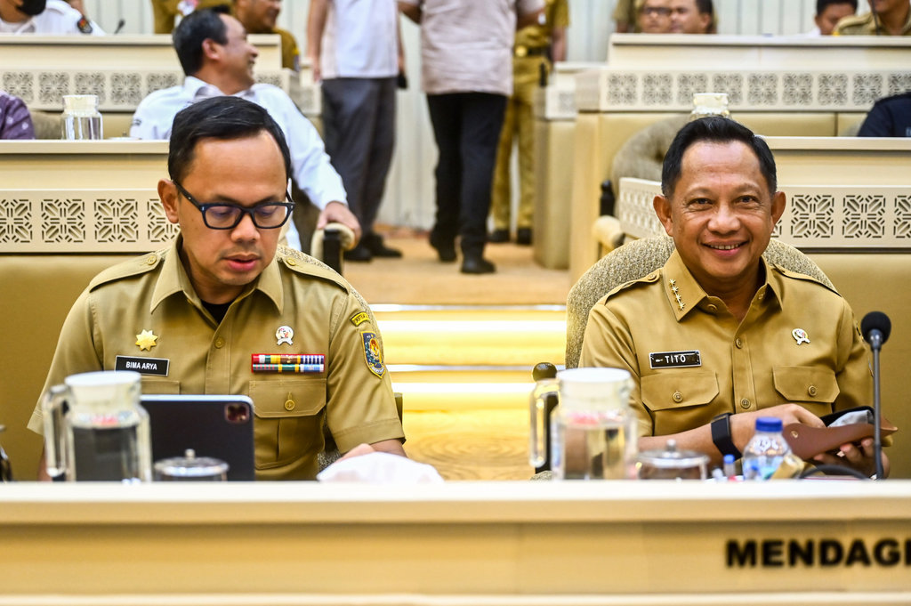 Menteri Dalam Negeri Muhammad Tito Karnavian (kanan) bersama dengan Wakil Menteri Dalam Negeri Bima Arya Sugiarto (kiri) 