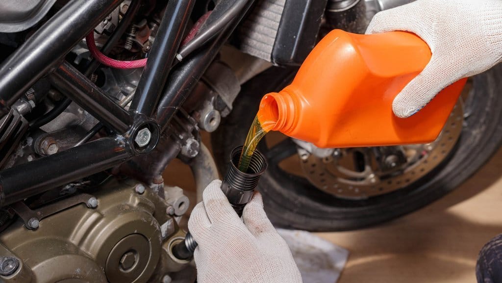 Ilustrasi ganti oli motor. FOTO/iStockphoto Ilustrasi ganti oli motor