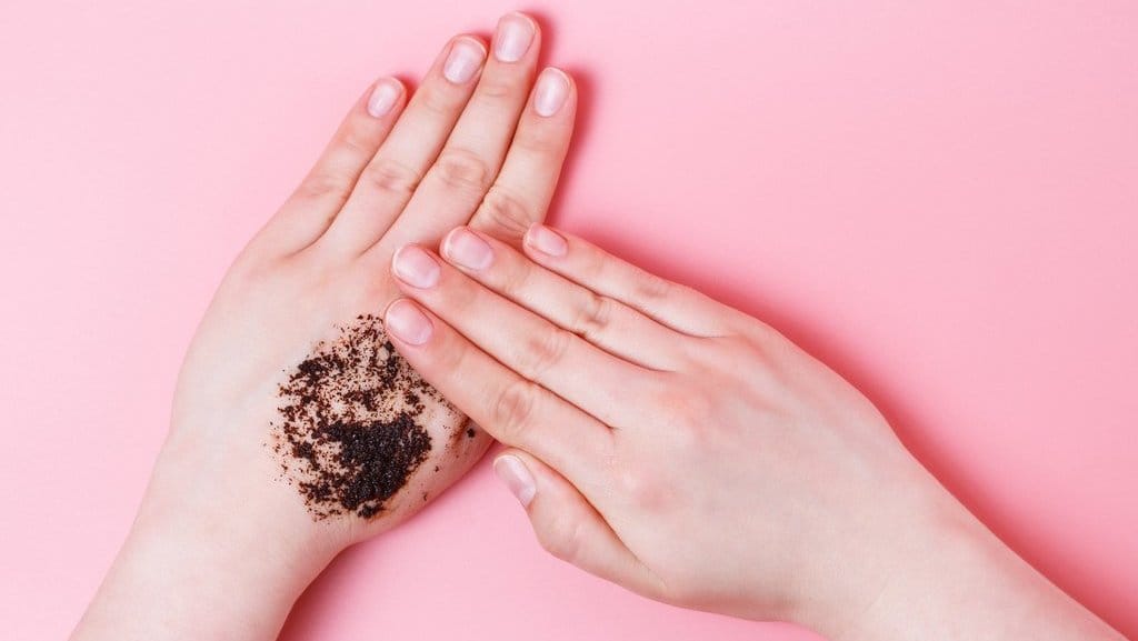 ilustrasi memakai body scrub. FOTO/iStockphoto ilustrasi memakai body scrub