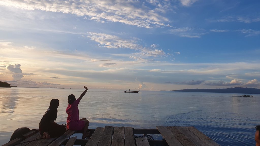 Menikmati senja di pesisir pulau kecil di kawasan Kabupaten Pulau Morotai. foto/King Buana pantai pulau morotai