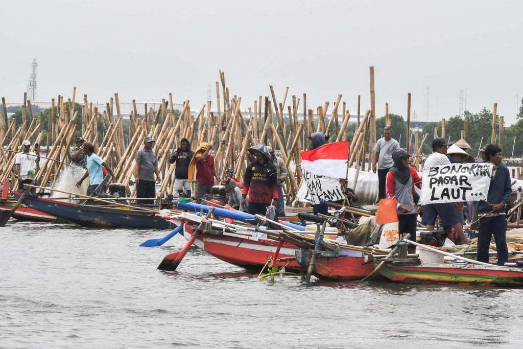 Aksi nelayan menolak pagar laut di pesisir Tarumajaya