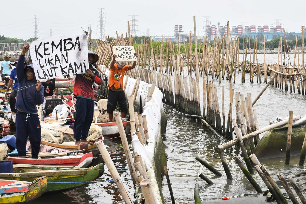 Aksi nelayan menolak pagar laut di pesisir Tarumajaya