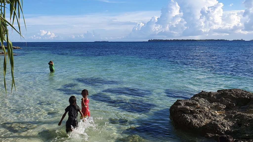 Anak-anak berenang di pesisir pantai desa di pulau terpencil di Kabupaten Pulau Morotai. foto/King Buana pantai Pulau Morotai