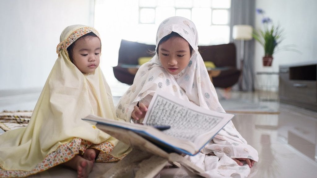 Anak muda Muslim membaca quran 