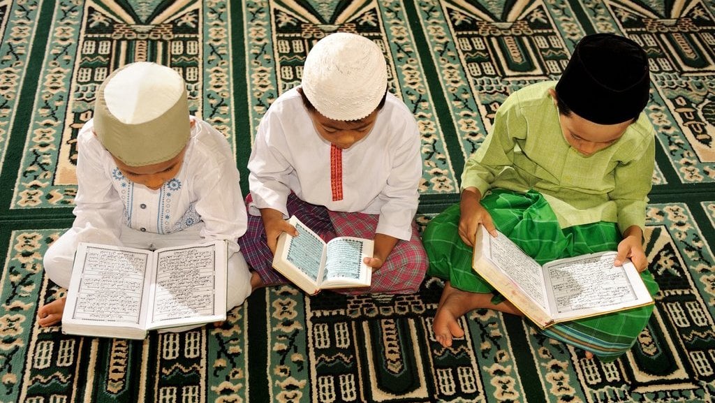 Anak Muslim Membaca Alquran