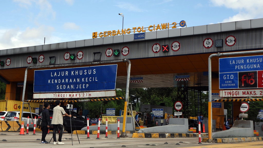 Olah TKP kecelakaan beruntun Gerbang Tol Ciawi