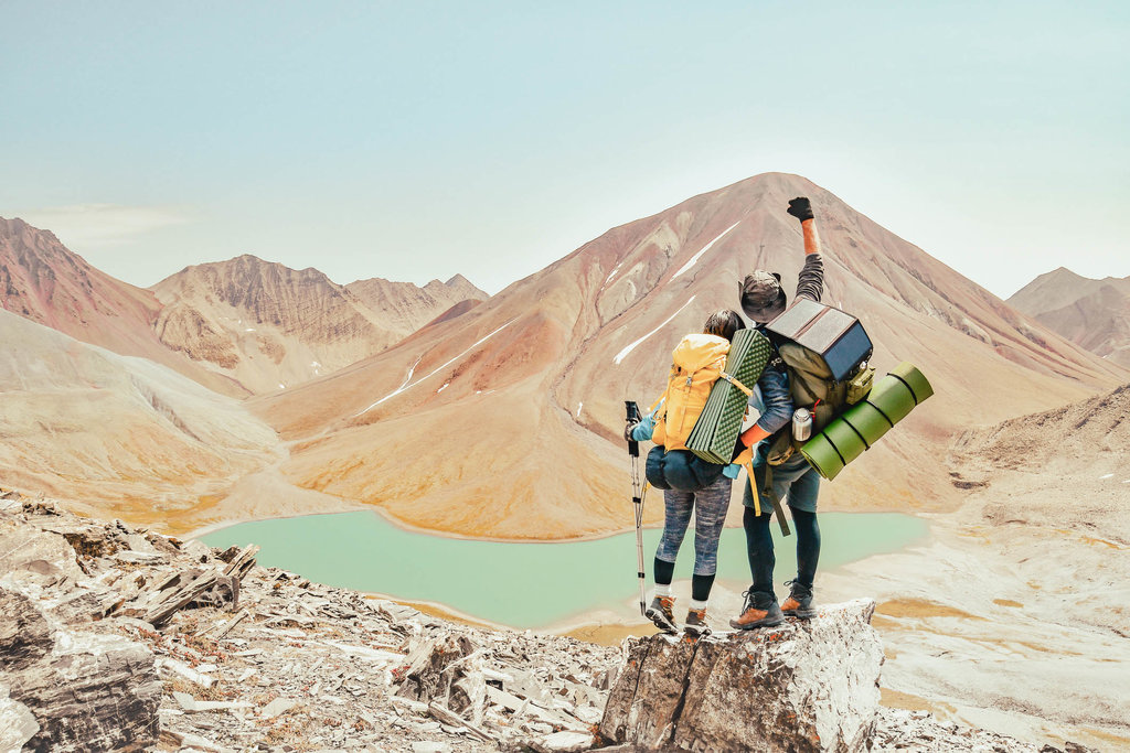 Ilustrasi Pasangan Mendaki Gunung. foto/istockphoto Ilustrasi Pasangan Mendaki Gunung