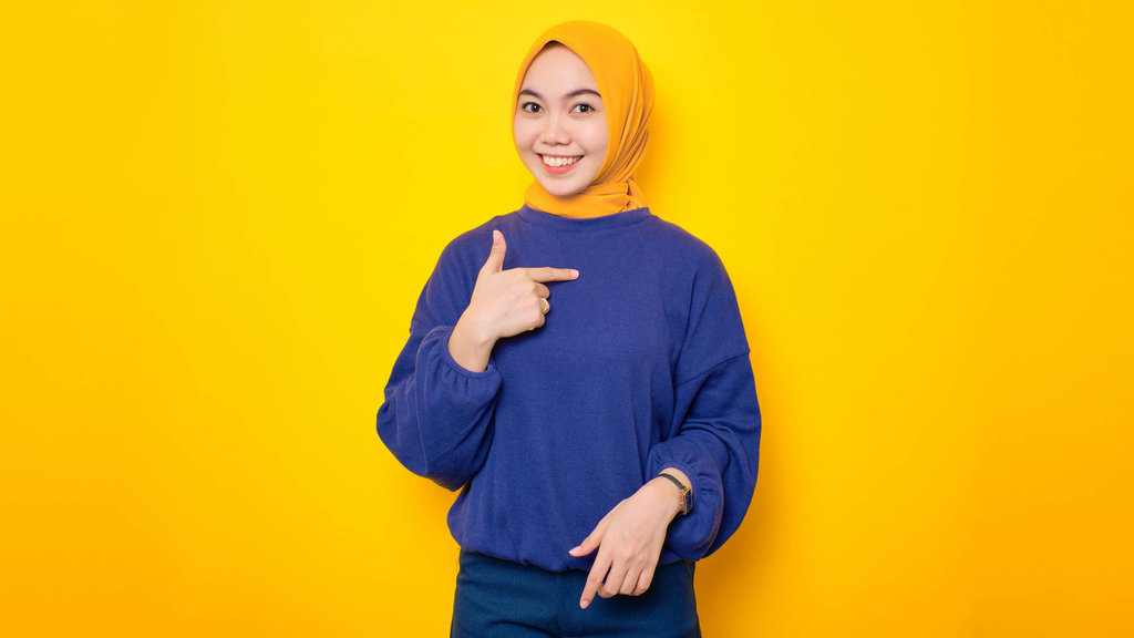8 Ide Warna Jilbab yang Cocok dengan Baju Biru Dongker